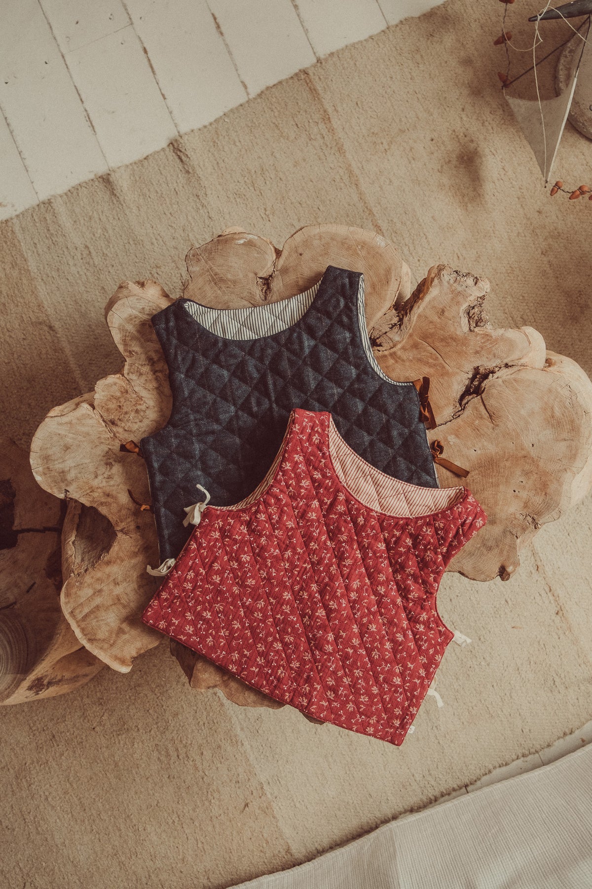 Louise Reversible Vest Granate Flowers